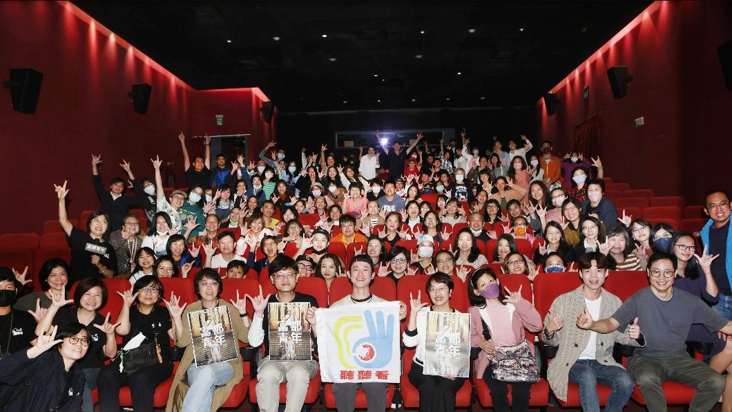 吳慷仁和粉絲出席特映活動。(圖/公視提供)
