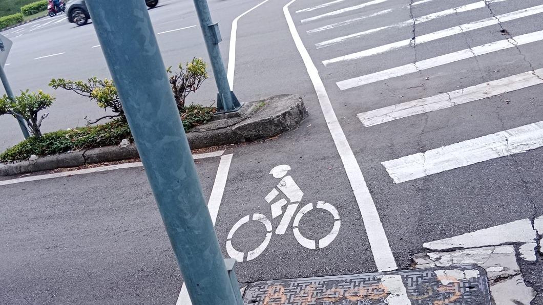 竹市驚見「奪命自行車道」被安全島幾乎佔滿 網傻眼:通往西天
