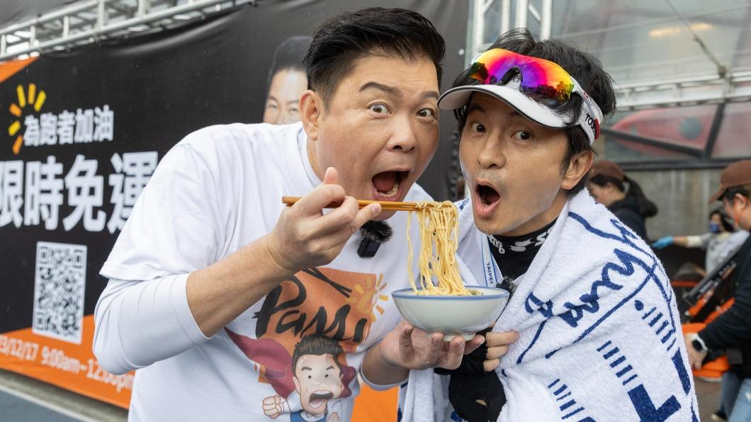 唐從聖和曾國城一起吃麵暖胃。(圖/精實文創提供)
