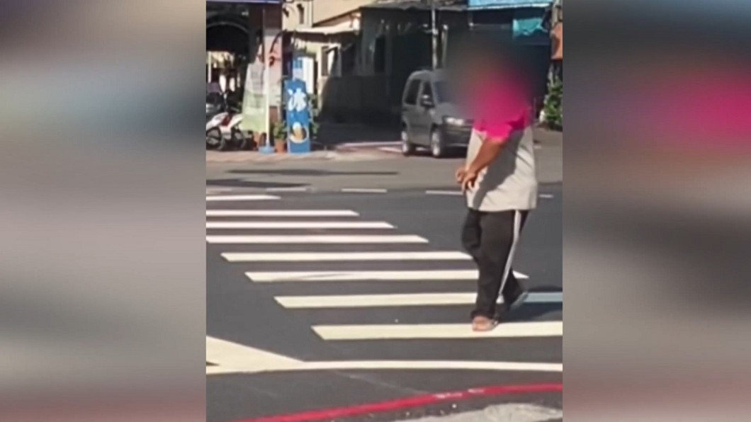 阿伯曾跳舞過街的舉止全讓一旁等待的騎士看傻眼。(圖/翻攝自社會事新聞影音)