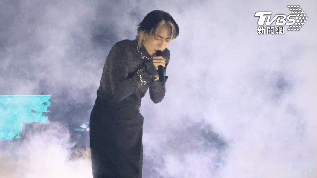 林宥嘉深情演唱,透過歌聲帶領歌迷一起逃離黑洞。(圖/趙世平攝)