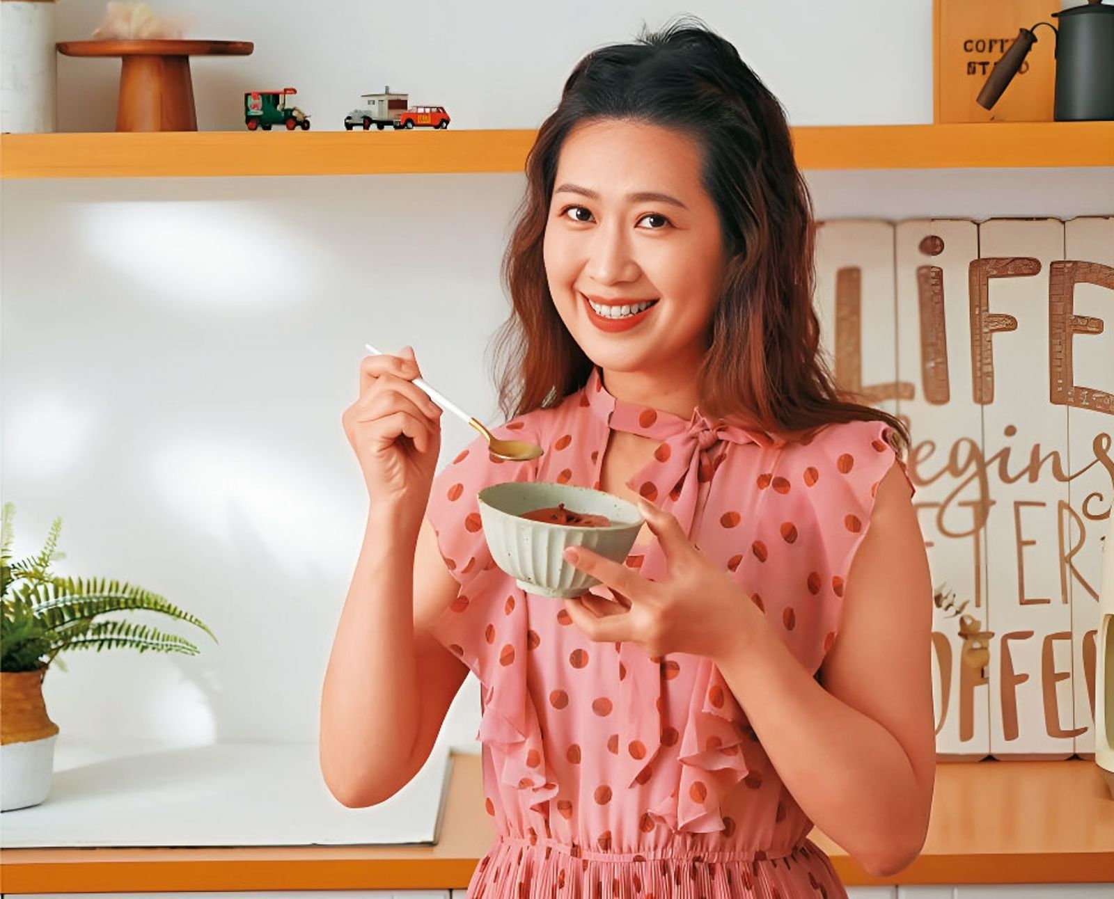 自封「煲湯女神」的網紅黎台麗,遭爆惡意賴債千萬元。(圖/翻攝煲湯女神臉書)