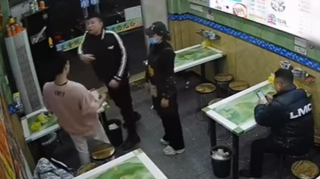 老闆出手毆打男顧客。(圖/翻攝自微博《河畔視頻》)