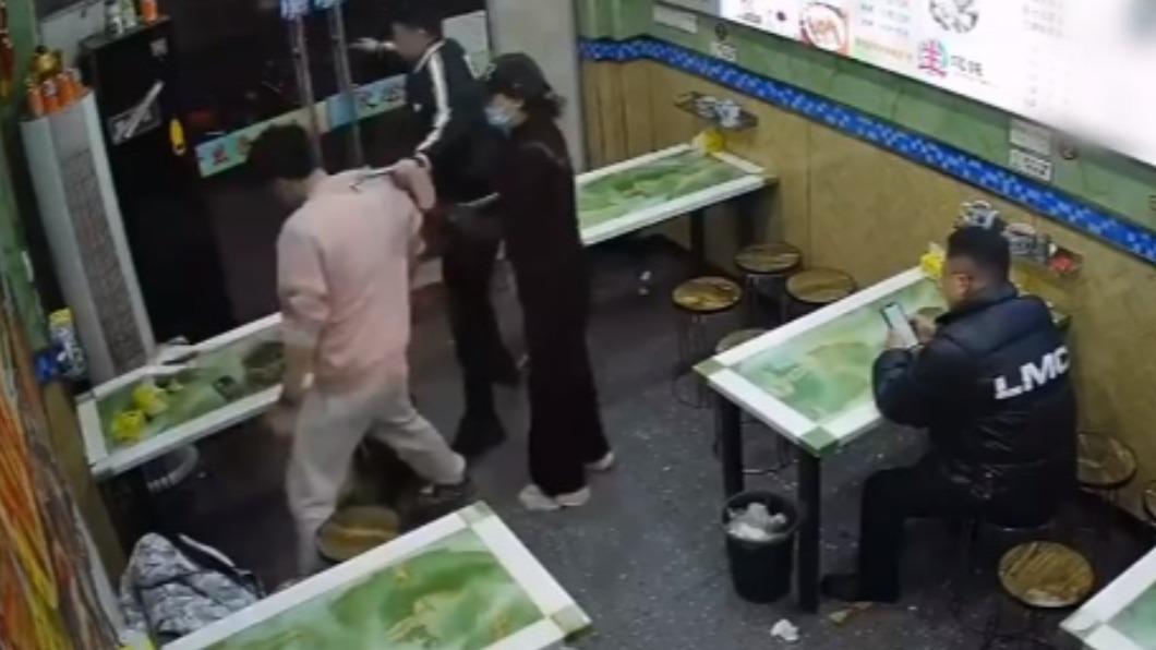 不爽顧客「醋加太多」!餛飩店老闆被激怒 狂毆飆罵:不給你加