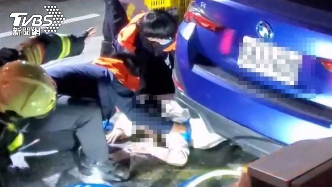 有片/北市賓士車沒打燈就鬼切 撞機車害女騎士噴飛「滑車底」