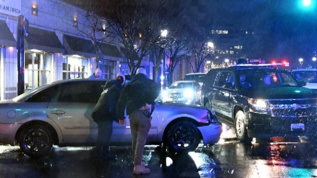 美國總統車隊離開競總遭轎車衝撞 拜登嚇到張嘴神色驚恐
