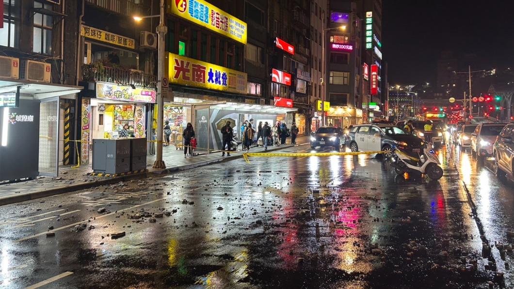 驚險！基隆老舊大樓磁磚剝落　砸中公車亭