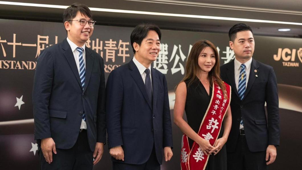 蔡政府最後一次元旦升旗 「防疫女神」許書華等十傑青領唱國歌