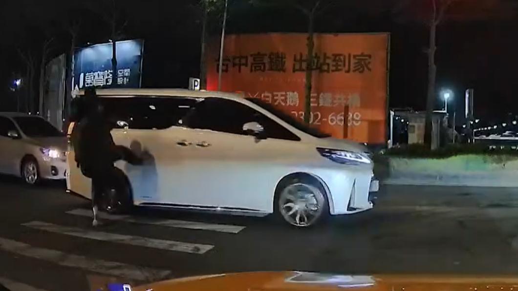 台南行人帝王過馬路險挨撞 怒踢阿法下秒遭「89」押走
