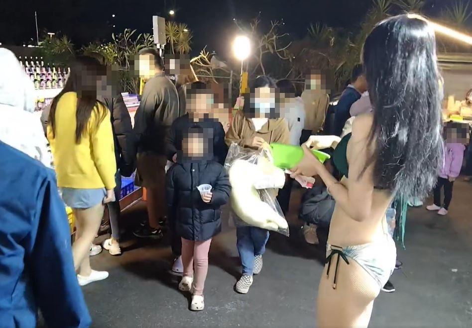 路人緊穿冬天大衣,駱駱只穿比基尼超敬業。(圖/翻攝自翻滾鴉特殊甘草芭樂粉絲專業社團臉書)