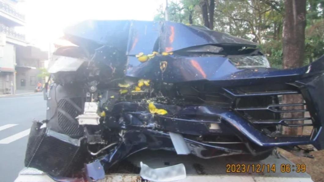 台中千萬藍寶堅尼暴衝撞水果攤　愛車「保險桿卡柳丁」車主心碎