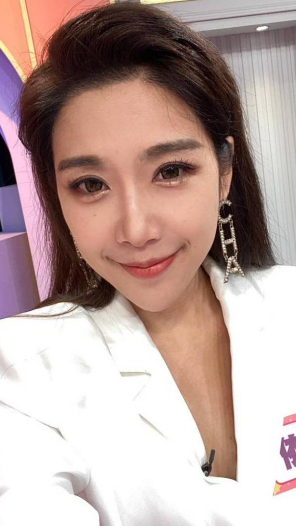雙胞胎女星依依被目擊現身家事法庭。(圖/翻攝自依依臉書)