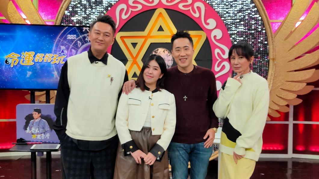 何篤霖(左起)、柔柔、余祥銓和陳亞蘭進棚錄影。(圖/鴻凱娛樂提供)