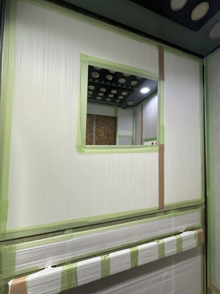 防撞保護貼心「開洞」讓鄰居照鏡子。（圖／翻攝自《路上觀察學院》）