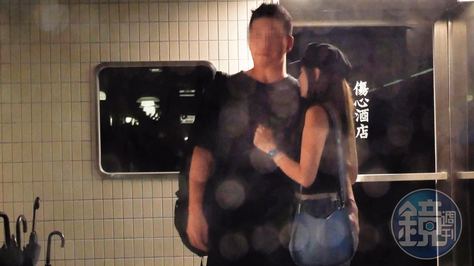 00:38 林韋君不時就將身體靠在男友身上磨蹭,對方也伸手摸上她屁股。(圖/鏡週刊)