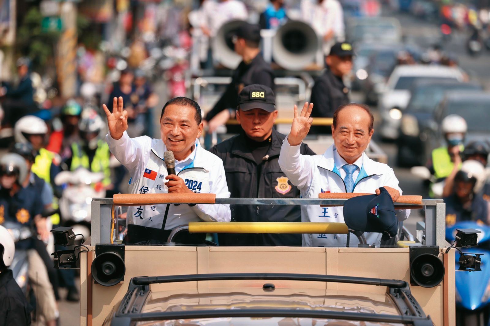 為凸顯侯友宜（左）親民特點，侯競辦近期在南部安排一系列掃街拜票行程，前立法院長王金平（右）也陪同。（圖／侯友宜團隊提供）