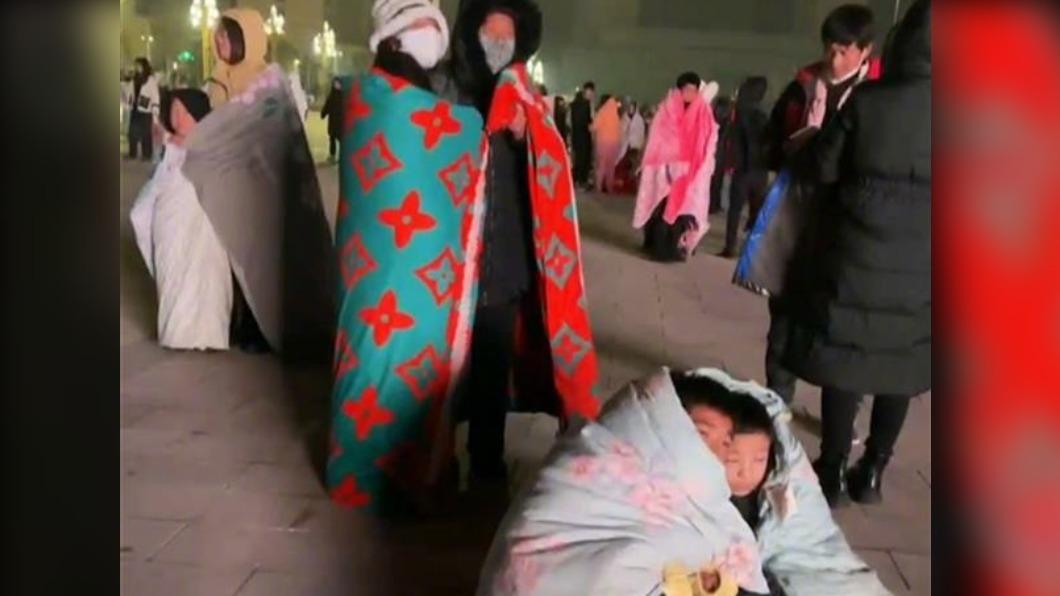 許多逃出家中的民眾裹著棉被，在空地避難。（圖／翻攝自極目新聞微博）