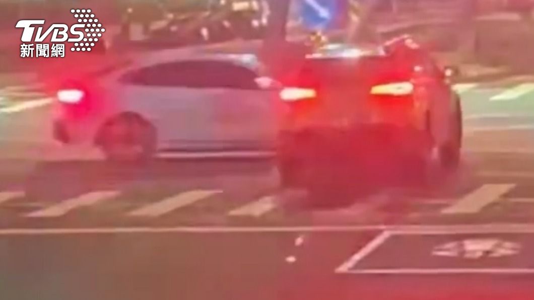 哭了!3百萬BMW新車綠燈直行 遭小黃猛撞板金重創
