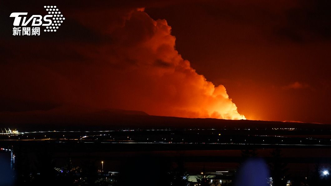 從冰島首都雷克雅維克眺望，可以看到火山爆發時發出的大片煙霧。（圖／達志影像美聯社）