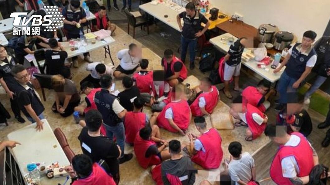 詐團扮陸公安賺億元！還辦「詐騙模擬考」成員不及格慘罰抄心經