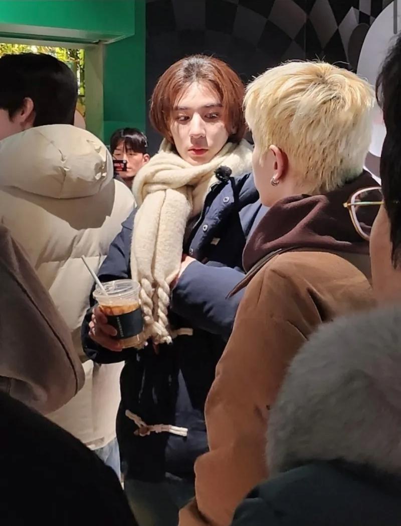 BOYNEXTDOOR成員拿著飲料進入熊貓世界,違反規定。(圖/翻攝自韓網)