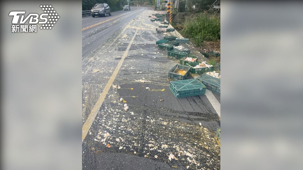 修「蛋」幾勒!台東貨車過彎30籃雞蛋噴飛 滿地蛋殼液