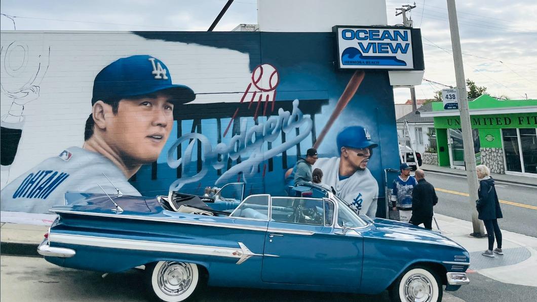 大谷翔平的壁畫位於海灘附近一家酒館的外牆，許多道奇球迷前往與大谷、貝茲合照。（圖／翻攝自@cardonephoto推特）