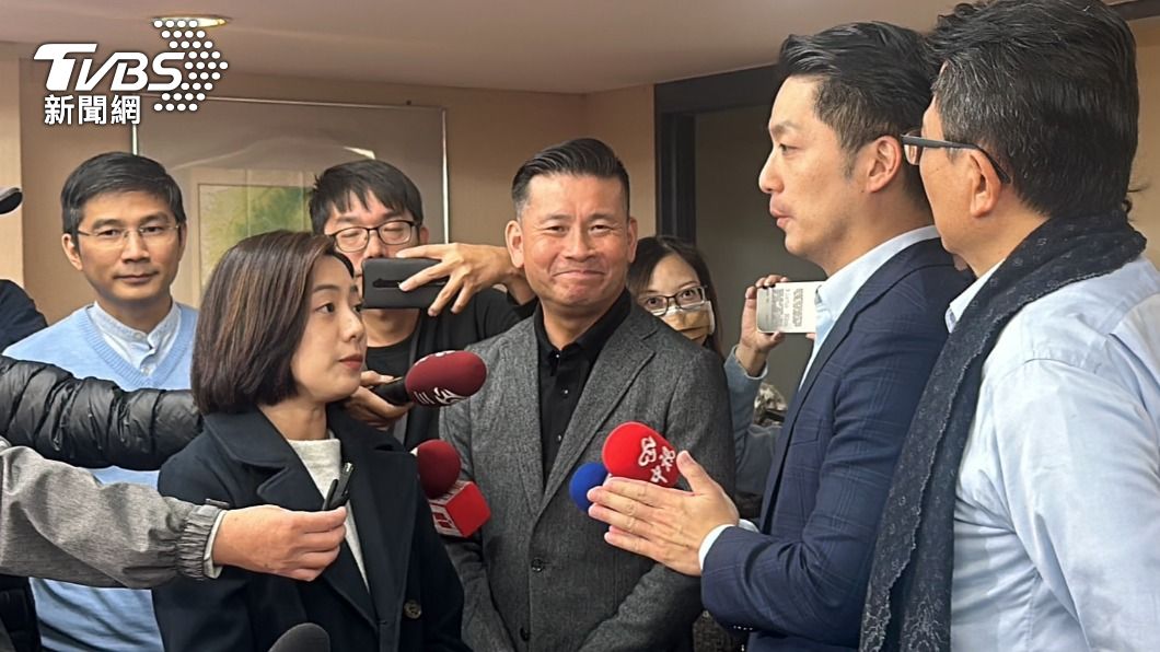 柯粉搶下投票日賴競總前路權遭駁回 蔣萬安赴議會遭包圍嗆聲