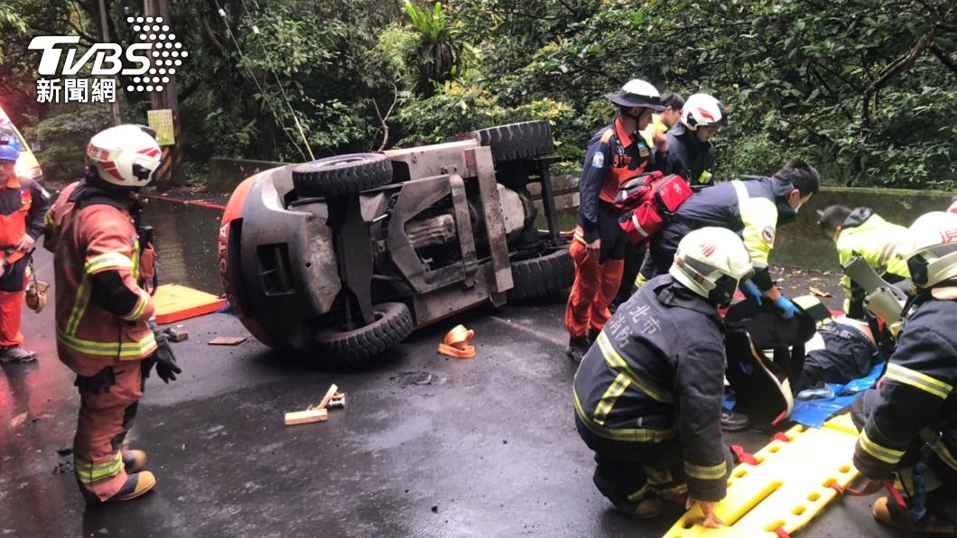 快訊/疑斜坡太陡!新北男開堆高機山路側翻 頭部遭重壓命危