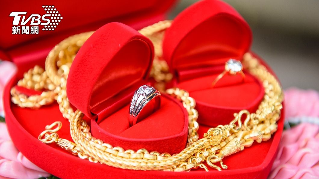 婆家聘禮送傳家寶!人妻見「一串葡萄」氣炸 價值曝光…她秒笑了