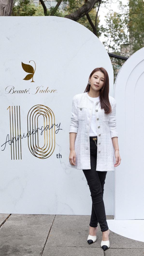 陳怡蓉設計醫美集團制服，發揮曾是織品設計系的巧思才華。（圖／聖緹雅醫療集團提供）