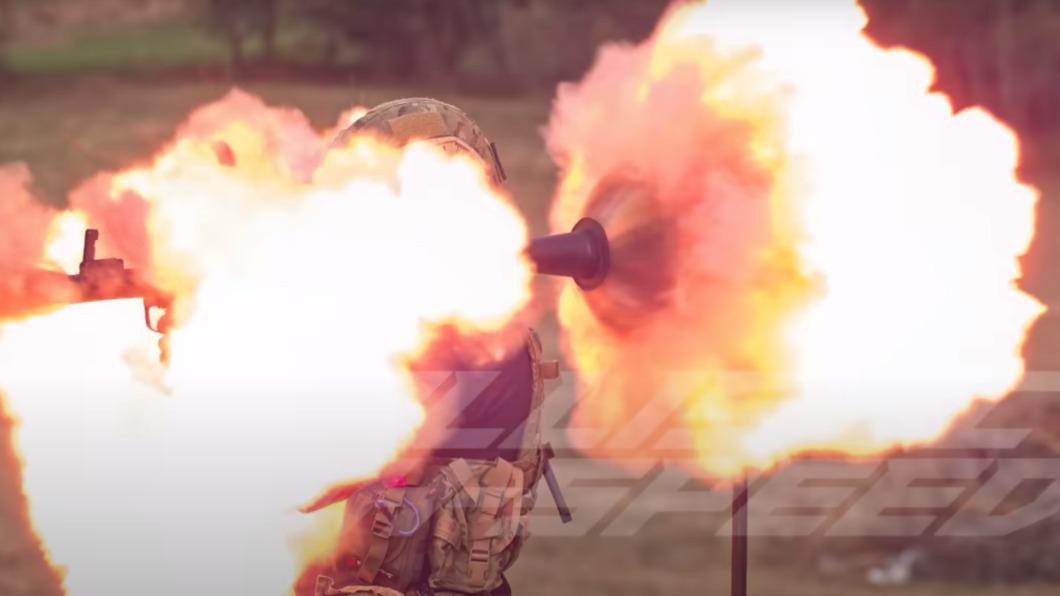 火箭發射器發生爆炸，諾爾斯被火焰包圍。（圖／翻攝自Ballistic High-Speed YT頻道）