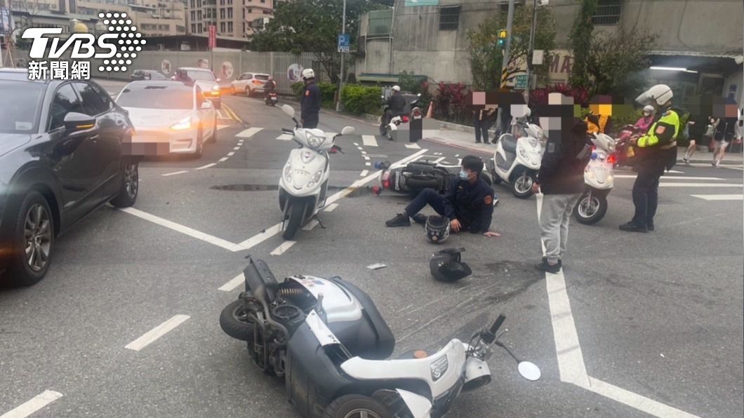 獨/中和警攔查違規車慘被追撞噴飛 警用機車頭全撞爛