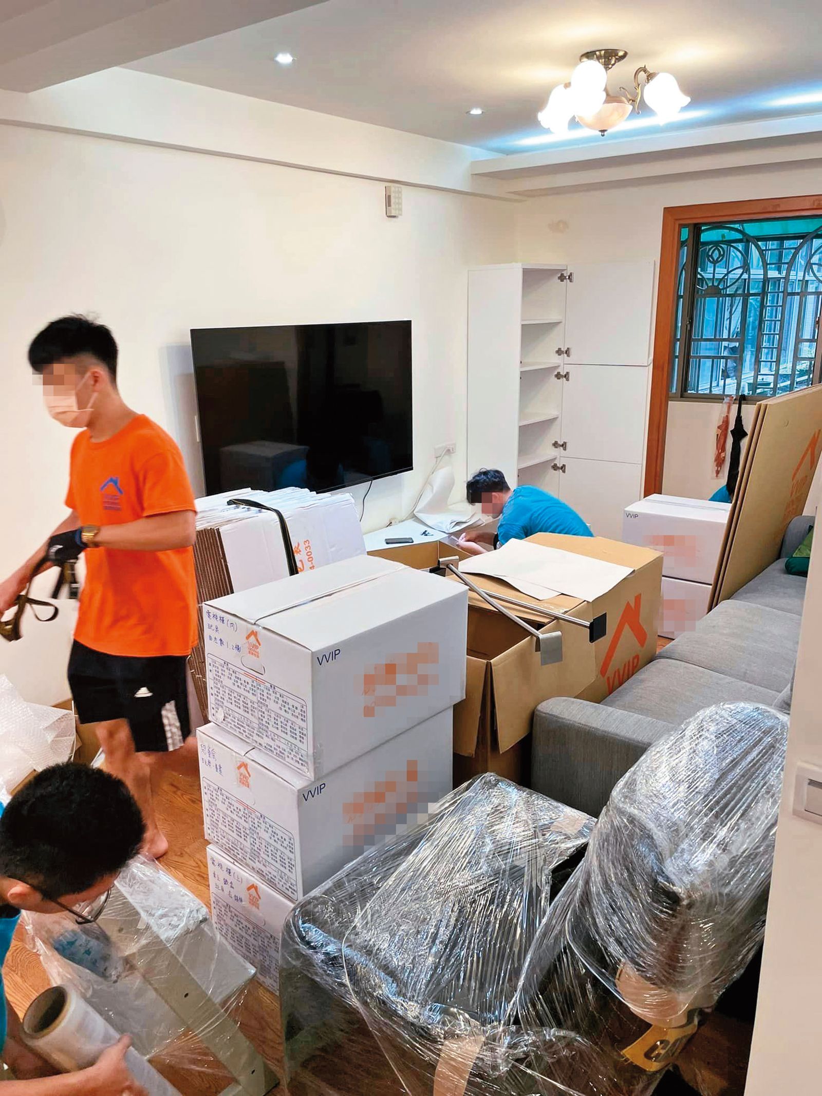 哈孝遠「搬家」時請來搬家工人幫忙。(圖/翻攝自小哈&瑄瑄~是在哈劉臉書)