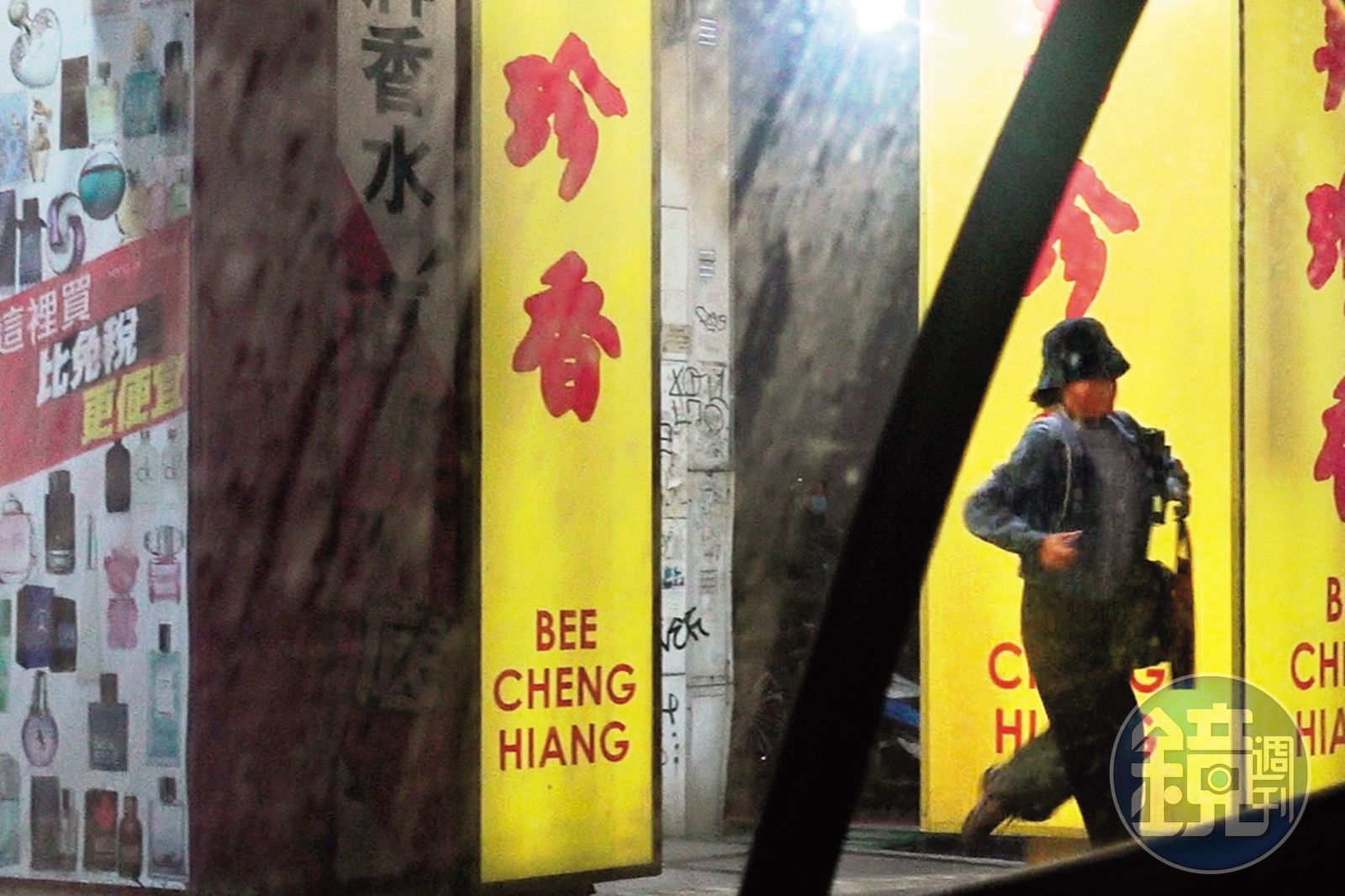 21:50 才買完肉乾,工具人王少偉立刻接送許藍方回家,而且還真的是「純接送」而已沒續攤。(圖/鏡週刊)