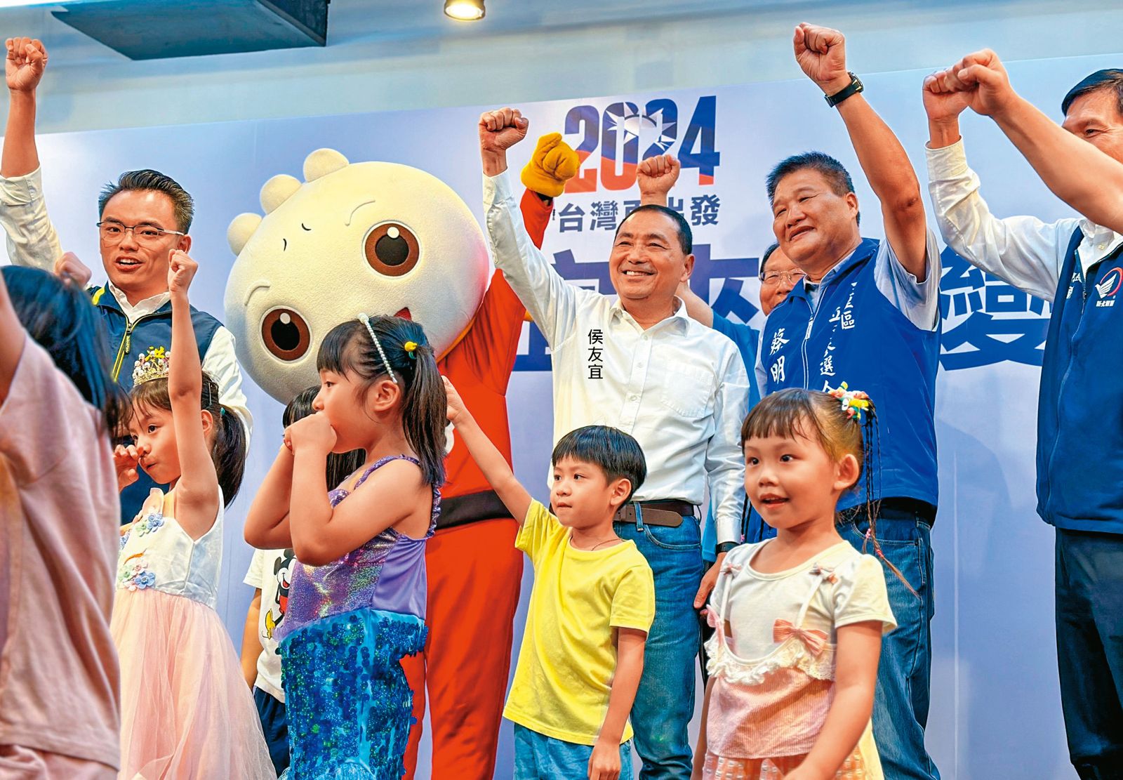 年輕選票最終的流向,被認為是此次大選的勝負關鍵,侯友宜近日提出多項青年政策,包括生育獎勵等,鎖定年輕族群。(圖/侯友宜團隊提供)