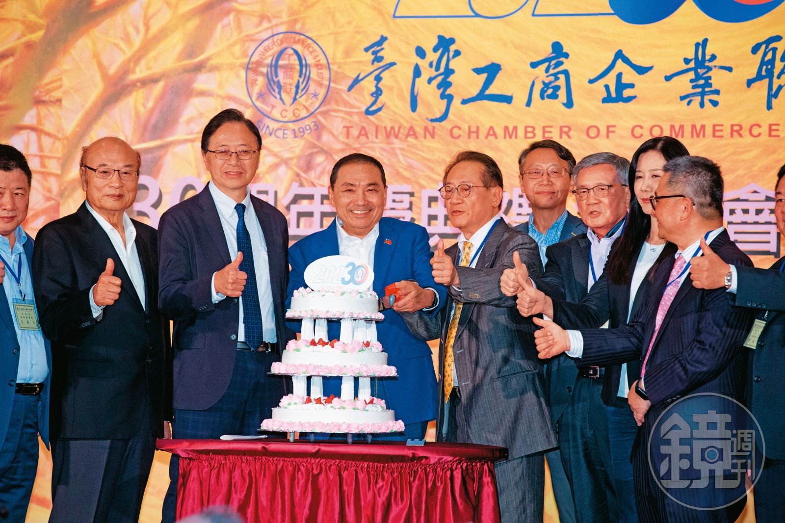侯友宜(左3)提出企業替勞工加薪,就可扣抵所繳稅賦的政見,盼幫年輕人提高薪資。(圖/鏡週刊)