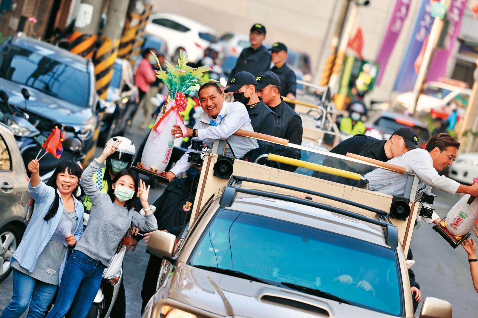 侯友宜近期啟動一系列車掃行程,不只未穿防彈衣,防彈玻璃高度也減半,力求親民反攻綠營南部票倉。(圖/侯友宜團隊提供)
