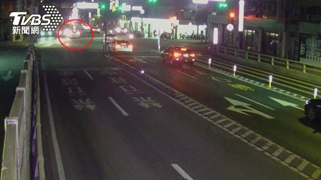 楊男毒駕自撞分隔島,意外將友人愛車撞毀。(圖/TVBS)