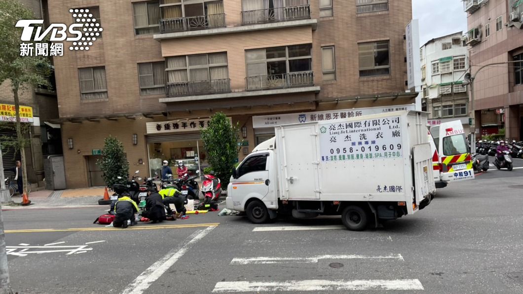 又見行人地獄!小貨車左轉未注意 新北婦慘被撞飛命危