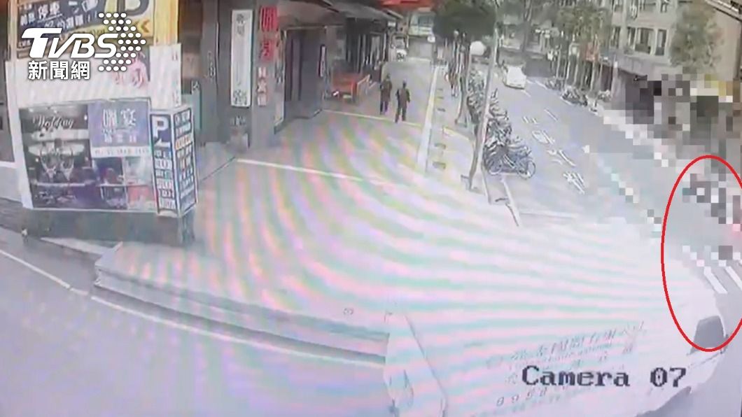 小貨車左轉時未注意車前狀況,當場撞倒穿越馬路的老婦人,過程全被監視器拍下。(圖/TVBS)