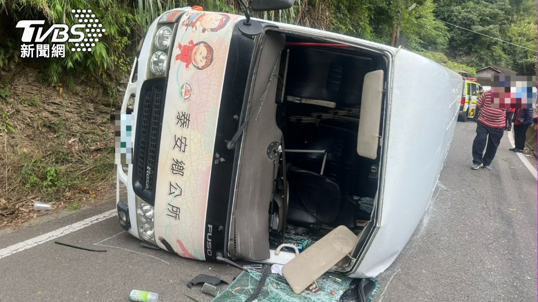 快訊/疑駕駛吃感冒藥精神不繼 苗栗泰安鄉公所巴士翻車4人傷