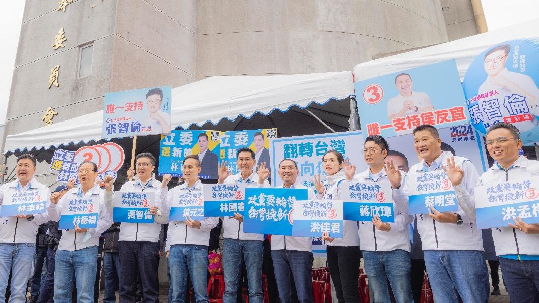 侯友宜陪同立委參選人抽號次籤。(圖/侯辦提供)