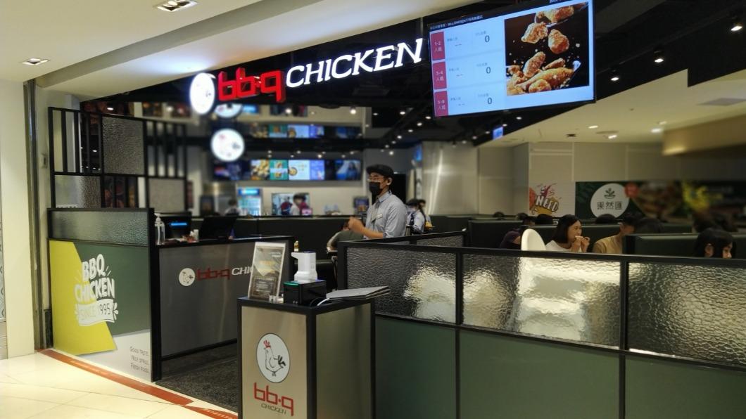韓國最大連鎖炸雞第一品牌「bb.q CHICKEN」 。(圖/全家餐飲提供)