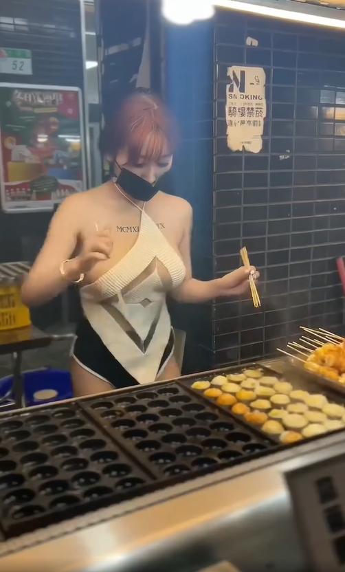 老闆娘一彎腰,不少人心都奪走了。(圖/翻攝自爆廢1公社臉書)
