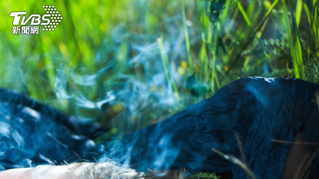 卡蜜拉被抬上擔架時仍飄著煙。(示意圖/Shutterstock達志影像)