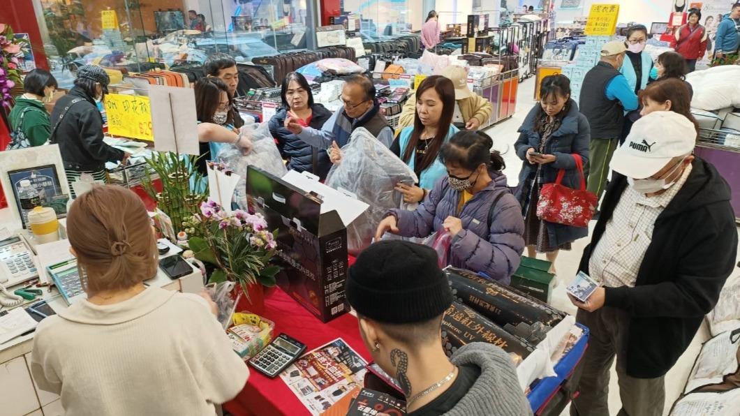 裕豐寢具在北部舉辦棉被特賣會,掀起搶購潮。(圖/裕豐寢具提供)