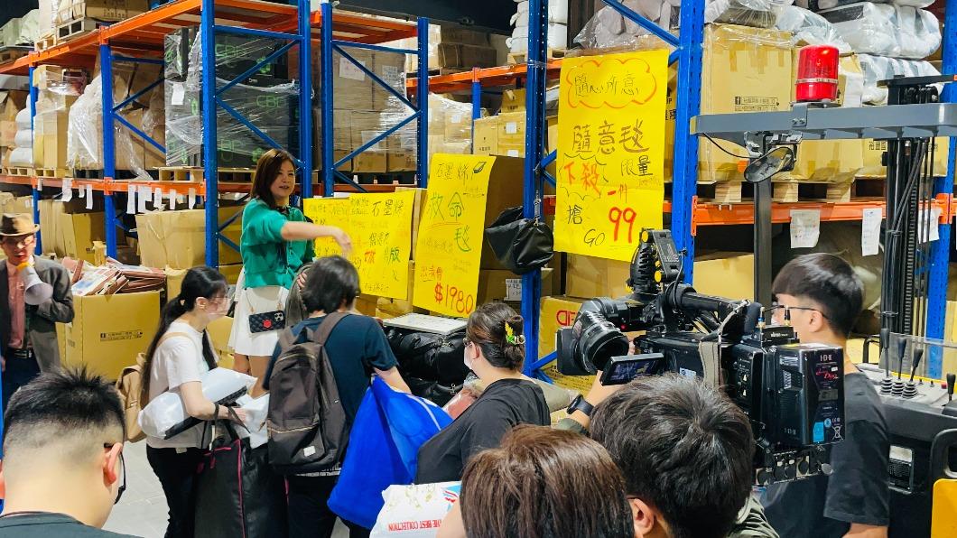 寢具業者舉辦特賣會,暖被下殺一折。(圖/裕豐寢具提供)