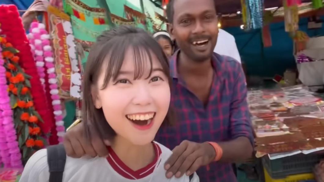 凱莉被當地男子強摟揉肩。(圖/翻攝自YT@kelly)