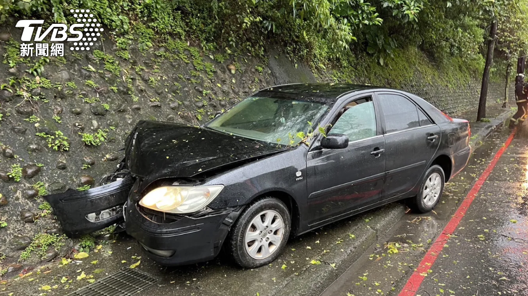 快訊/基隆男疑身體不適自撞山壁!車頭全毀 昏迷緊急送醫